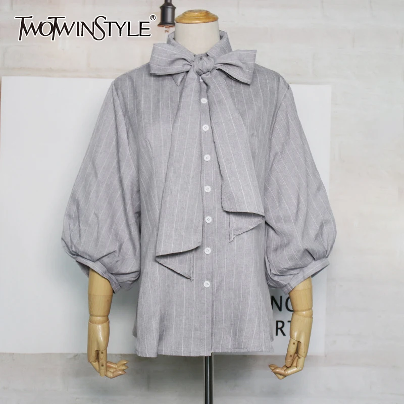 Женская блузка в полоску TWOTWINSTYLE, повседневная Весенняя блузка с воротником-стойкой и рукавом-фонариком в Корейском стиле
Женская блузка в полоску TWOTWINSTYLE, повседневная Весенняя блузка с воротником-стойкой и рукавом-фонариком в Корейском стиле