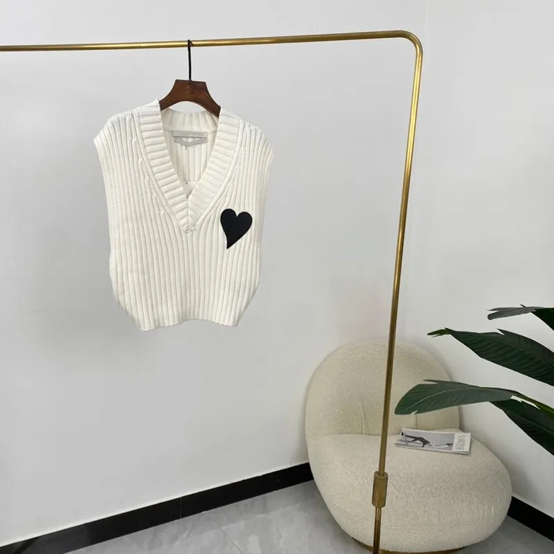 2021 New Autumn Women Fashion White V-neck Sleeveless Sweater Vest Black Peach Heart Print High Quality
2021 New Autumn Women Fashion White V-neck Sleeveless Sweater Vest Black Peach Heart Print High Quality