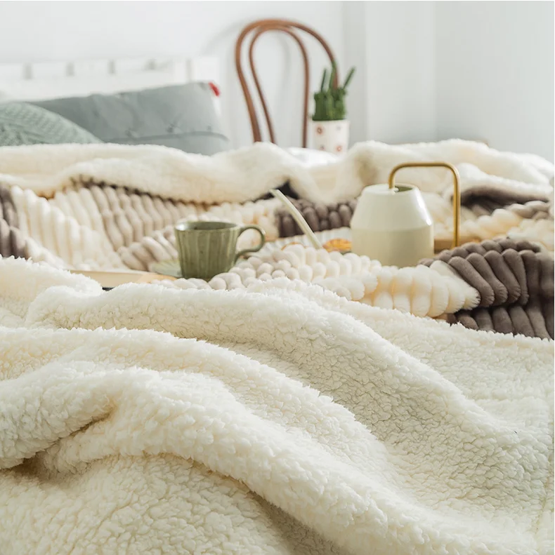 

Flannel and lambskin double-sided thickening sleep blankets Soft, stylish and comfortable home textiles bring good quality sleep