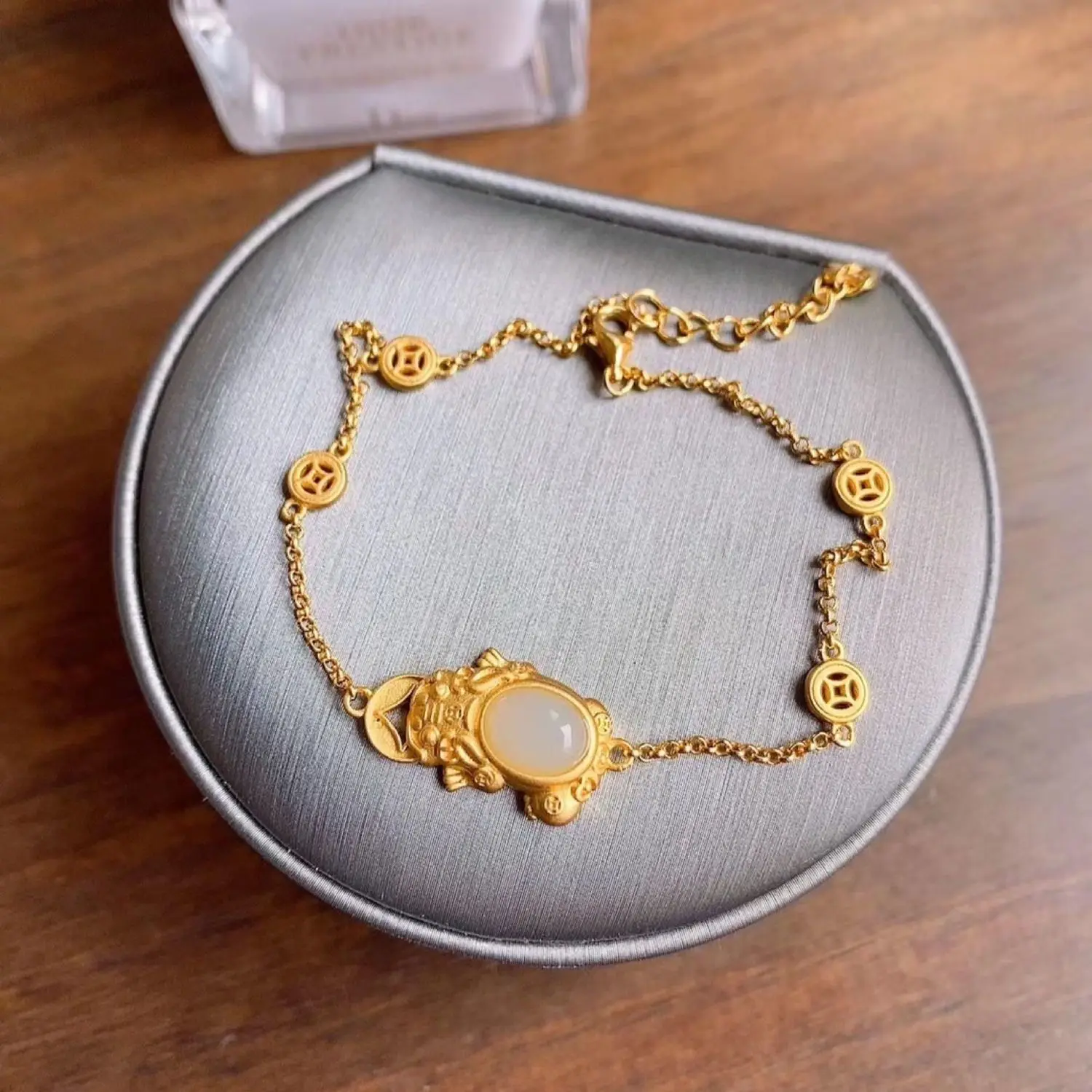 Natural Hetian White Chalcedony Golden frog Ingot Bracelet Chinese Style Retro Classic Ancient Gold Folk Craft Female Jewelry
Natural Hetian White Chalcedony Golden frog Ingot Bracelet Chinese Style Retro Classic Ancient Gold Folk Craft Female Jewelry