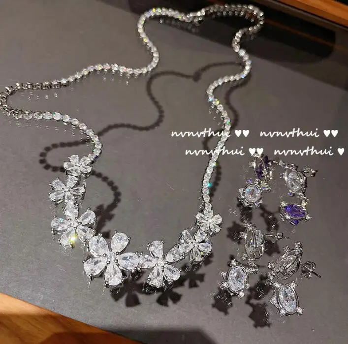 Женское Ожерелье со светящимися цветами, украшенное цирконом, полная Стразы
Женское Ожерелье со светящимися цветами, украшенное цирконом, полная Стразы