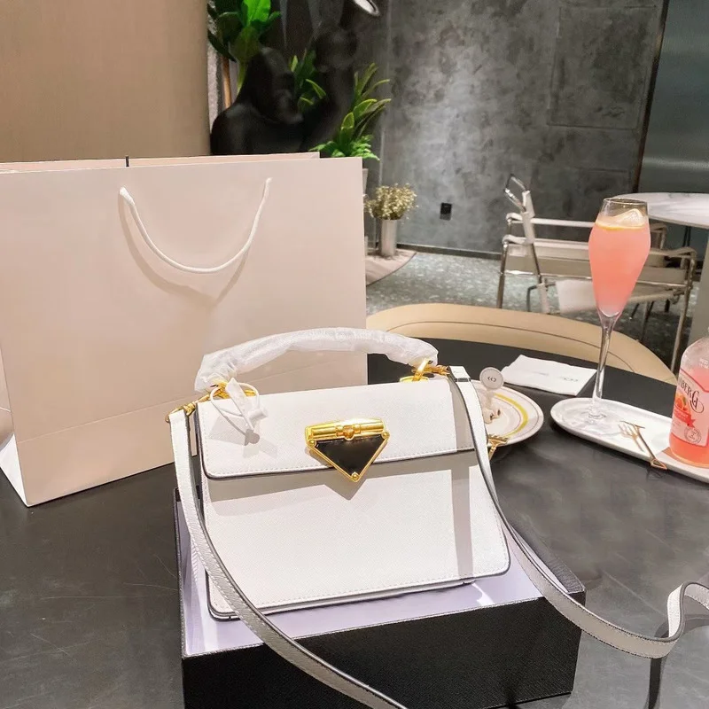 100957 2021New women's versatile simple and generous small square bag single shoulder diagonal span bag
100957 2021New women's versatile simple and generous small square bag single shoulder diagonal span bag