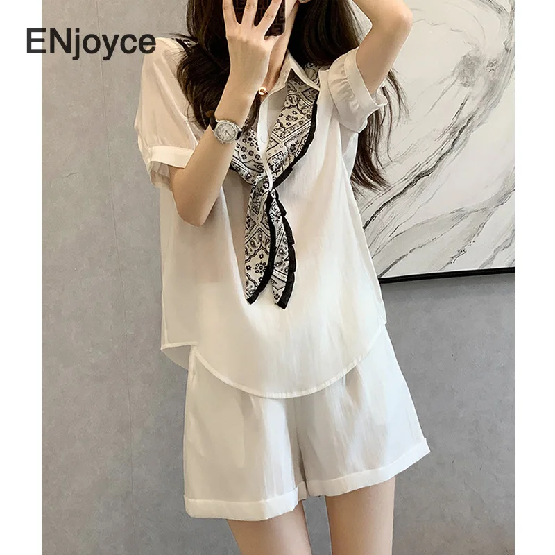 Женский комплект из двух предметов, белая рубашка с коротким рукавом и шорты, Повседневная элегантная одежда для работы в Корейском стиле, летний костюм
Женский комплект из двух предметов, белая рубашка с коротким рукавом и шорты, Повседневная элегантная одежда для работы в Корейском стиле, летний костюм