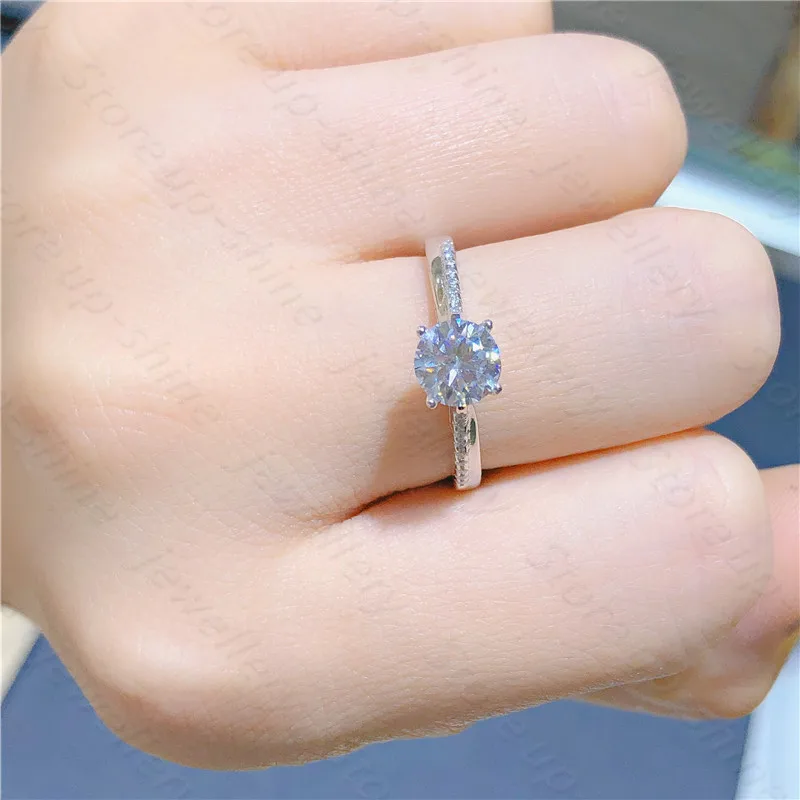 New 925 silver inlaid Moissan diamond ring, fine inlaid, D color, super shiny
New 925 silver inlaid Moissan diamond ring, fine inlaid, D color, super shiny