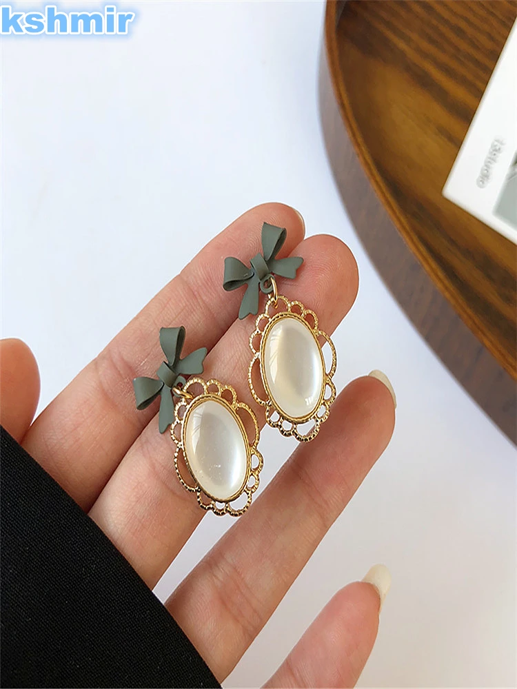 Kshmir 2021 Vintage Bow Earrings Feminine Hollow Opal Earrings Fashion Baroque Earrings Exquisite gift for women
Kshmir 2021 Vintage Bow Earrings Feminine Hollow Opal Earrings Fashion Baroque Earrings Exquisite gift for women