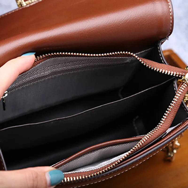 Famous Luxury Brand 2021 New Fashion Ladies Retro Printing Chian Flap Bag High Quality Leather All-match Crossbody Shoulder Bag
Famous Luxury Brand 2021 New Fashion Ladies Retro Printing Chian Flap Bag High Quality Leather All-match Crossbody Shoulder Bag