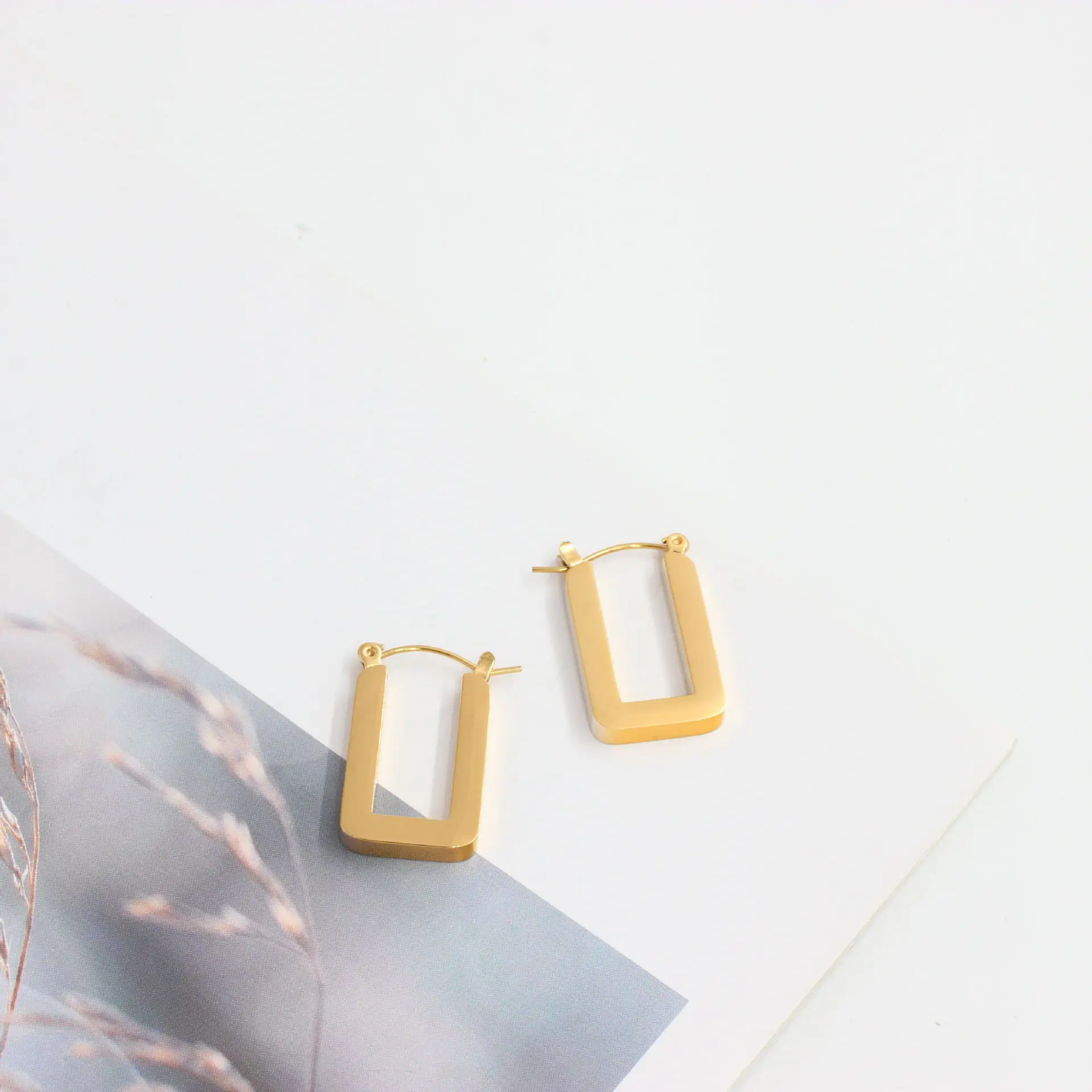 Korean simple temperament East Gate gold earrings hollow geometric rectangle simple versatile titanium steel earrings
Korean simple temperament East Gate gold earrings hollow geometric rectangle simple versatile titanium steel earrings