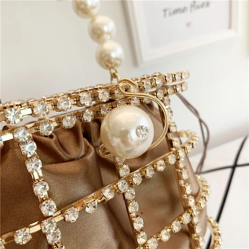 Women Clutches Bag Metallic Diamonds Handbag Holow Out Cage bag Fashion Pearl Female Ladies Tote Evening Bags Girls For Party 
Women Clutches Bag Metallic Diamonds Handbag Holow Out Cage bag Fashion Pearl Female Ladies Tote Evening Bags Girls For Party