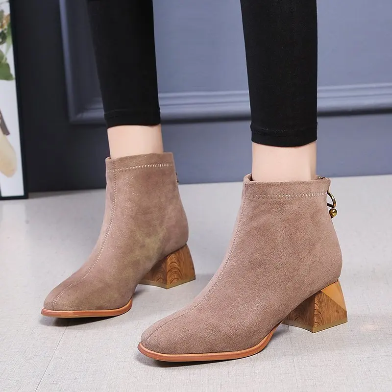 Autumn and Winter New Women's Ankle Boots Classic Thick High Heels Round Head Suede Women's Boots Plus Velvet Warm Women's Shoes
Autumn and Winter New Women's Ankle Boots Classic Thick High Heels Round Head Suede Women's Boots Plus Velvet Warm Women's Shoes
