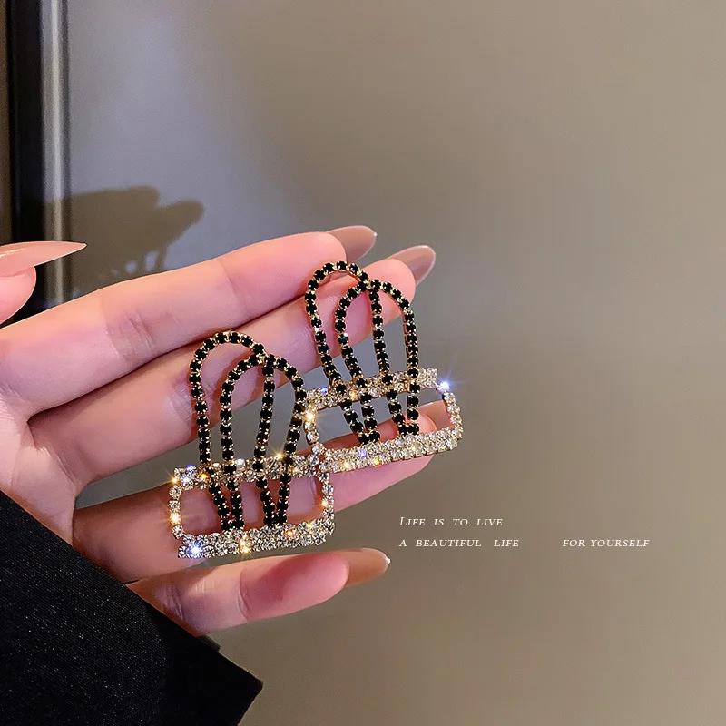 European And American Exaggerated Fashion Personality Niche Design Sense Diamond Inlaid Crown Bag Earrings Female
European And American Exaggerated Fashion Personality Niche Design Sense Diamond Inlaid Crown Bag Earrings Female