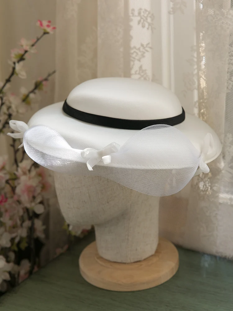 England Vintage Wedding Hat For Women White Satin Bows Fedora Hat Luxury Bride Church Party Photo Shoot Hat Hair Accessories New
England Vintage Wedding Hat For Women White Satin Bows Fedora Hat Luxury Bride Church Party Photo Shoot Hat Hair Accessories New