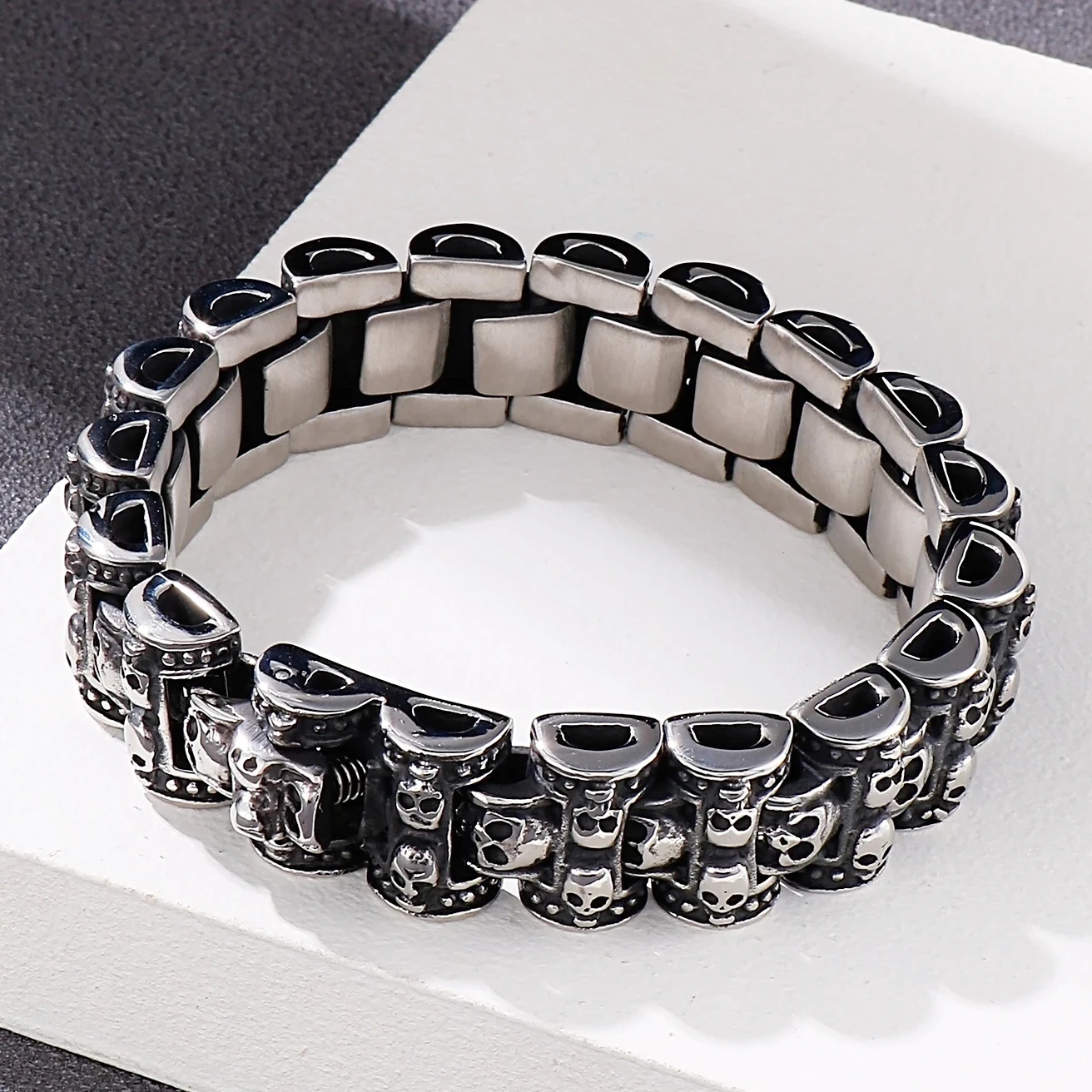 Мужской браслет из нержавеющей стали в стиле панк-рок
Мужской браслет из нержавеющей стали в стиле панк-рок