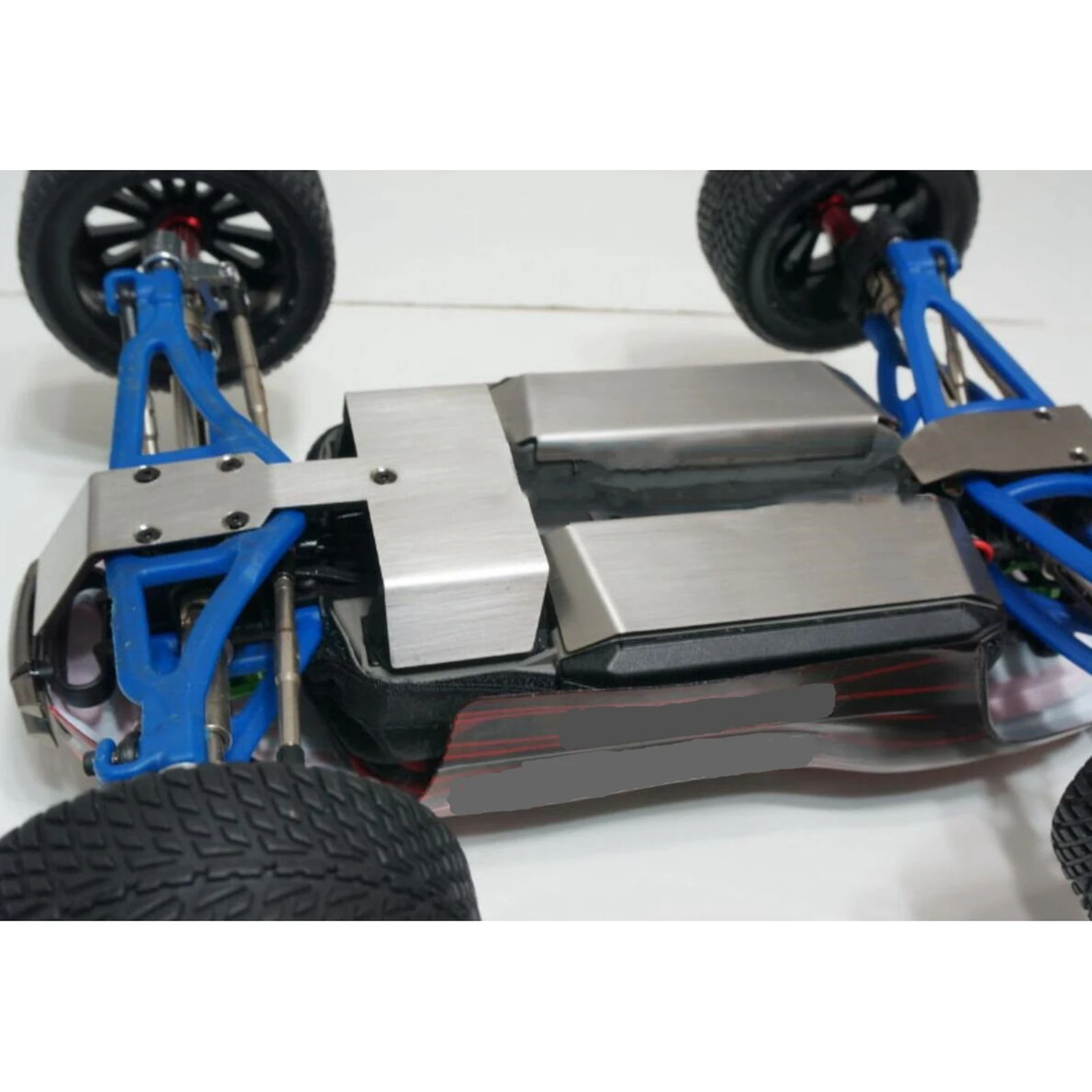 Противоскользящая пластина для E-revo, Slash VXL 1:16 модификация деталей автомобиля
Противоскользящая пластина для E-revo, Slash VXL 1:16 модификация деталей автомобиля