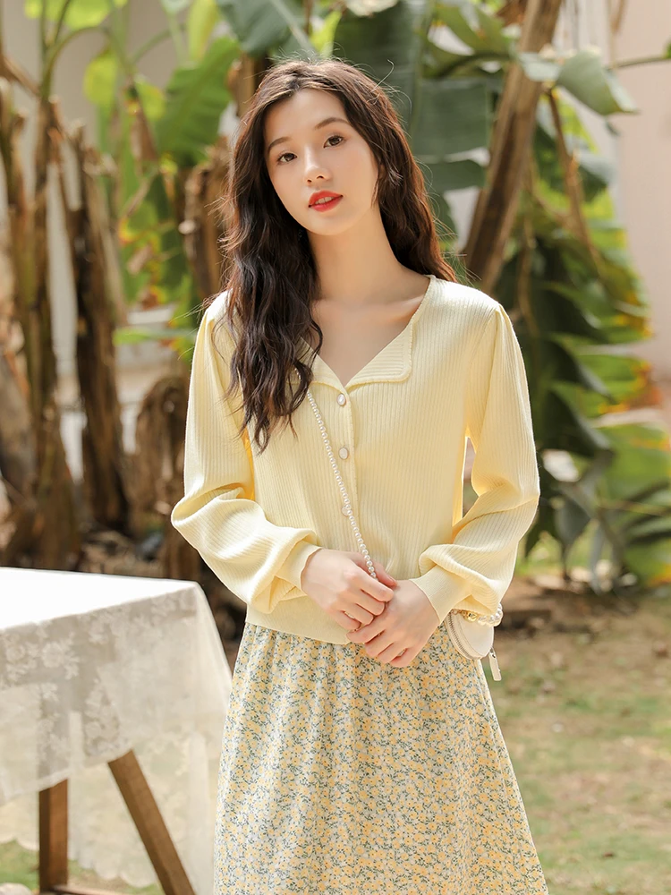New French Gentle Loose Outer Wear Short White Jacket Coat Knitted Cardigan Thin Section Female Spring and Autumn V-neck
New French Gentle Loose Outer Wear Short White Jacket Coat Knitted Cardigan Thin Section Female Spring and Autumn V-neck