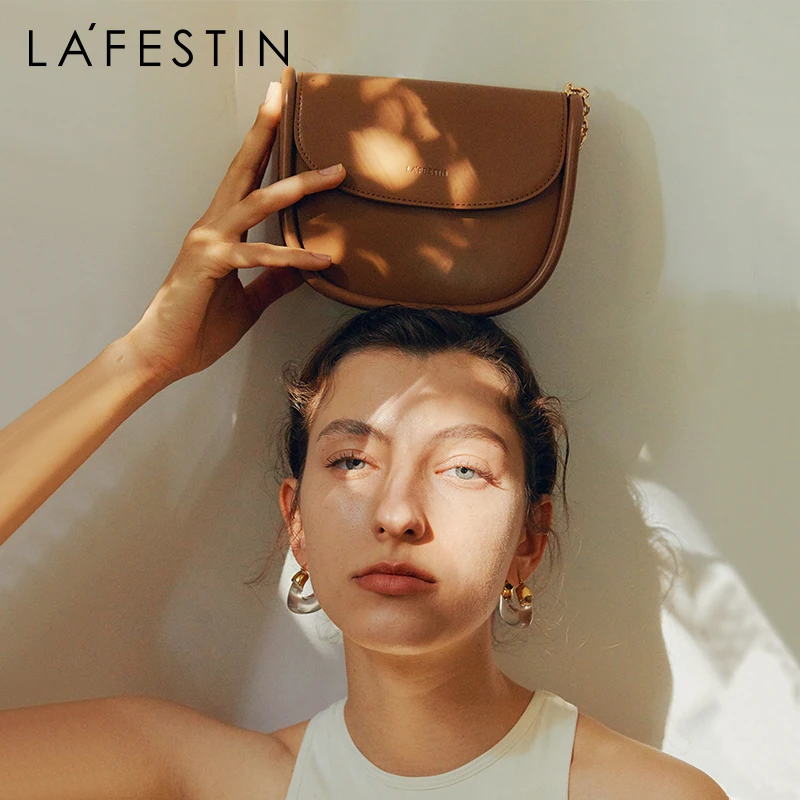 LA FESTIN Designer Handbags 2021 New Niche Design Shoulder Women's Fashion All-match Crossbody Saddle Bag Line Contour Leather
LA FESTIN Designer Handbags 2021 New Niche Design Shoulder Women's Fashion All-match Crossbody Saddle Bag Line Contour Leather