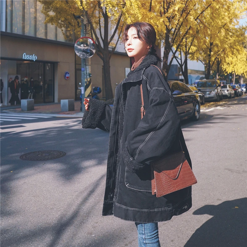 2020New Black Denim Jacket Women's New Warm Thick Large Pockets Loose Lamb Wool Retro Co Winter Coat Portable Parkas Casual ZY
2020New Black Denim Jacket Women's New Warm Thick Large Pockets Loose Lamb Wool Retro Co Winter Coat Portable Parkas Casual ZY