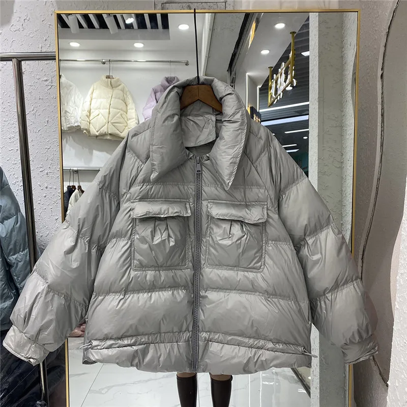 Korean Doll Collar Glossy White Duck Down Outerwear 2021 Winter Women Lightweight Parkas Casual Long Sleeve Short Puffer Jacket
Korean Doll Collar Glossy White Duck Down Outerwear 2021 Winter Women Lightweight Parkas Casual Long Sleeve Short Puffer Jacket