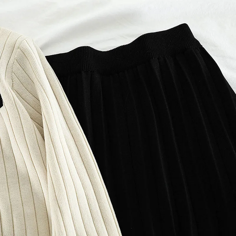 2021 New Spring Autumn Women's Sets Korean Style Spliced Knit Cardigan + New Solid Color High Waist Pleated Skirt Female Sets 
2021 New Spring Autumn Women's Sets Korean Style Spliced Knit Cardigan + New Solid Color High Waist Pleated Skirt Female Sets