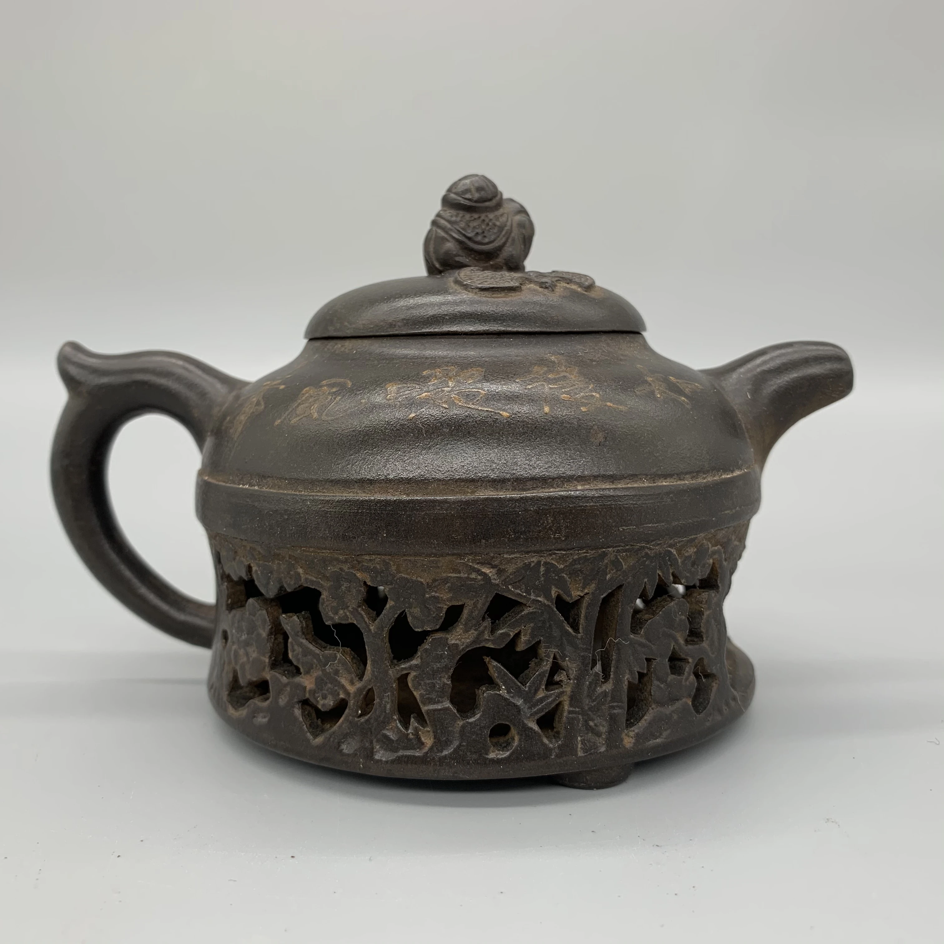 Ancient Chinese purple clay teapot, Chinese traditional cultural collection, home display decoration
Ancient Chinese purple clay teapot, Chinese traditional cultural collection, home display decoration