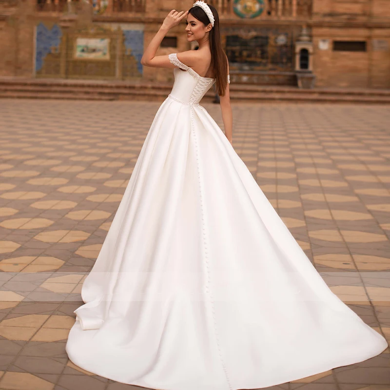 Белое свадебное платье А-силуэта атласное с длинным рукавом и глубоким V-образным