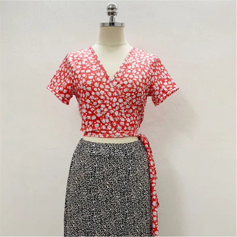 2020 New Women Summer Floral V Neck Blouse Shirts Short Sleeve Bandage Sexy Short Blouses Tops Fashion Retro Female Shirts
2020 New Women Summer Floral V Neck Blouse Shirts Short Sleeve Bandage Sexy Short Blouses Tops Fashion Retro Female Shirts