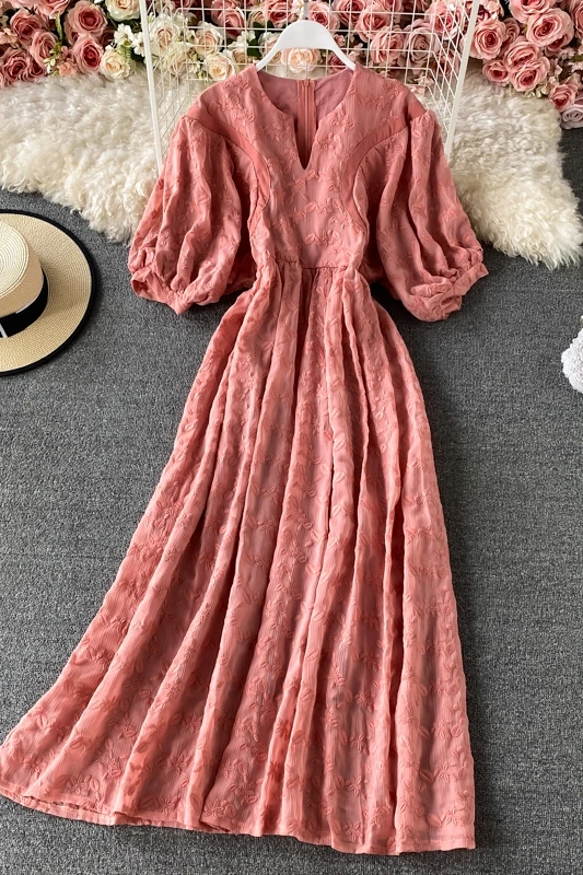 2021 elegant fashion embroidery long dress women's summer puff Sleeve V-neck Vintage Chic Dress women's big swing Robe
2021 elegant fashion embroidery long dress women's summer puff Sleeve V-neck Vintage Chic Dress women's big swing Robe