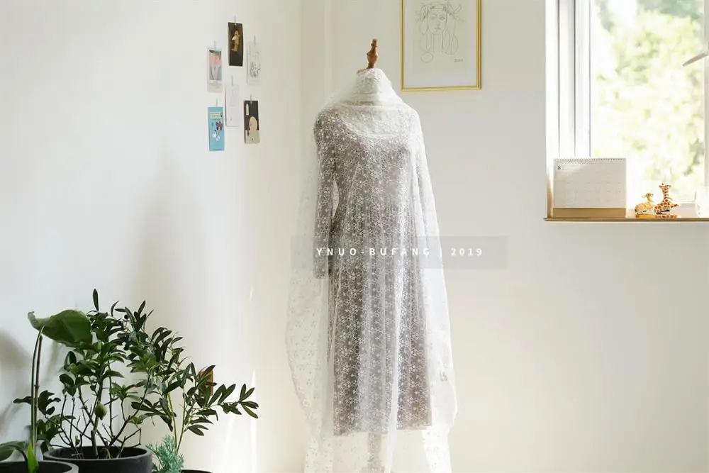 Organza embroidery fabric white embroidered wedding dress cheongsam clothing fabric diy handmade cloth background cloth
Organza embroidery fabric white embroidered wedding dress cheongsam clothing fabric diy handmade cloth background cloth