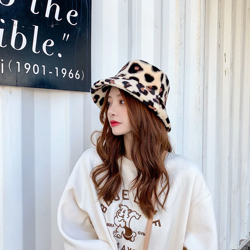 2021 New Korean Fisherman Hat Winter Faux Fur White Black Bucket Hat For Women Men Panama Fishing Cap bob chapeau 
2021 New Korean Fisherman Hat Winter Faux Fur White Black Bucket Hat For Women Men Panama Fishing Cap bob chapeau