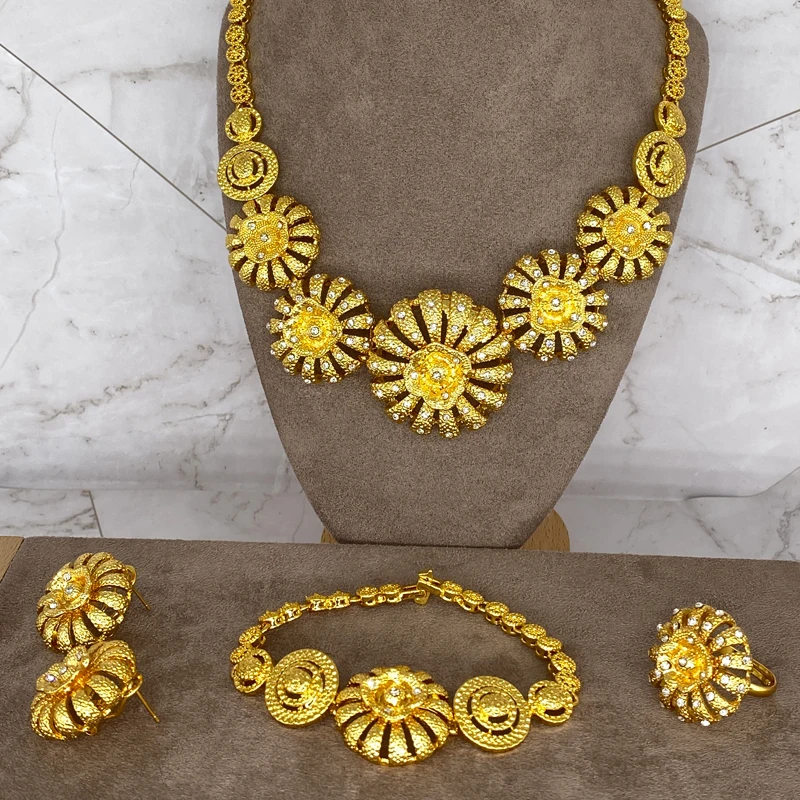 Conjuntos de joias etíopes africanas 24k ouro para mulheres presentes de casamento dubai noiva colar brincos anel conjunto colar
Conjuntos de joias etíopes africanas 24k ouro para mulheres presentes de casamento dubai noiva colar brincos anel conjunto colar