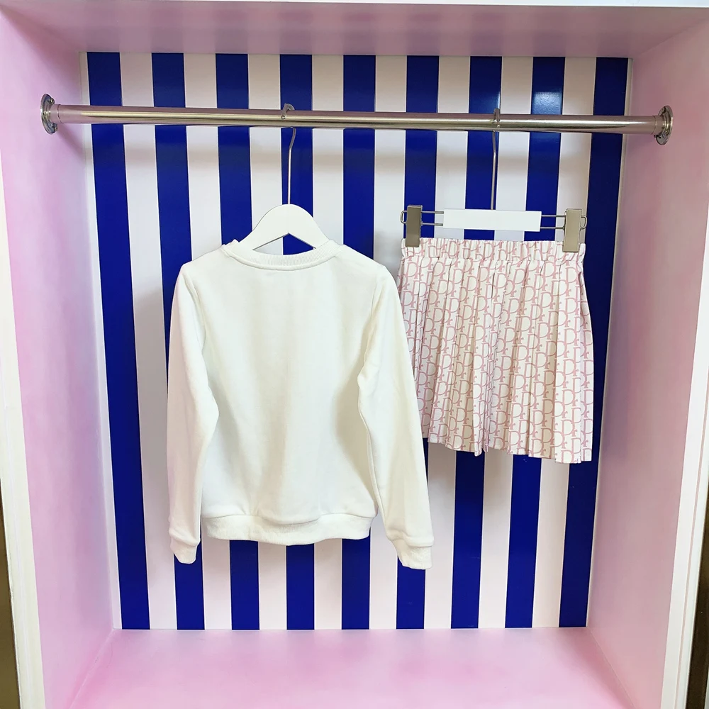 Brand Baby Girls Sets Fall Designer Kids Clothes Cute Print Winter Sweaters Top+Skirt 2Pcs Autumn Children Suit Tracksuit Outfit
Brand Baby Girls Sets Fall Designer Kids Clothes Cute Print Winter Sweaters Top+Skirt 2Pcs Autumn Children Suit Tracksuit Outfit