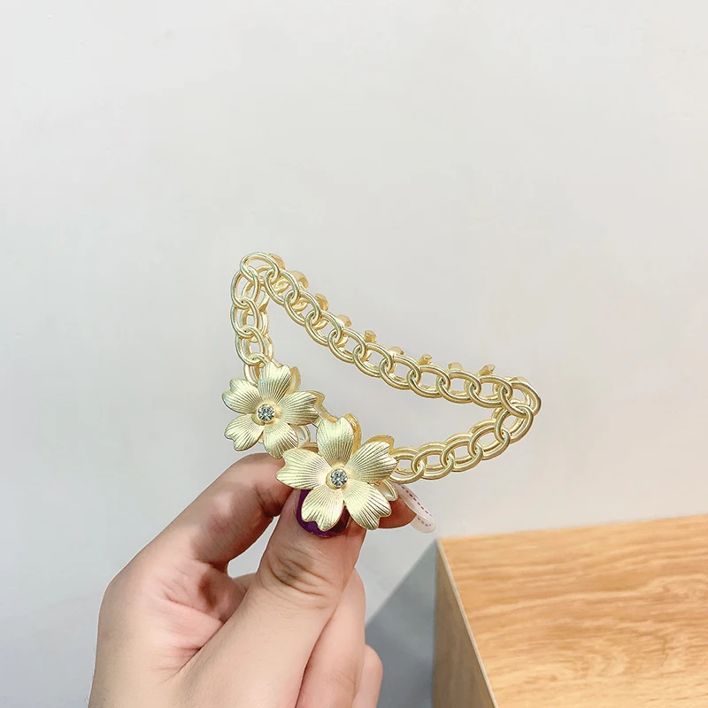 Korean Elegant Metal Flower Hair Claw Rhinestone Hollow Out Barrettes Solid Color Simple Shark Clip for Women Hair Accessories
Korean Elegant Metal Flower Hair Claw Rhinestone Hollow Out Barrettes Solid Color Simple Shark Clip for Women Hair Accessories