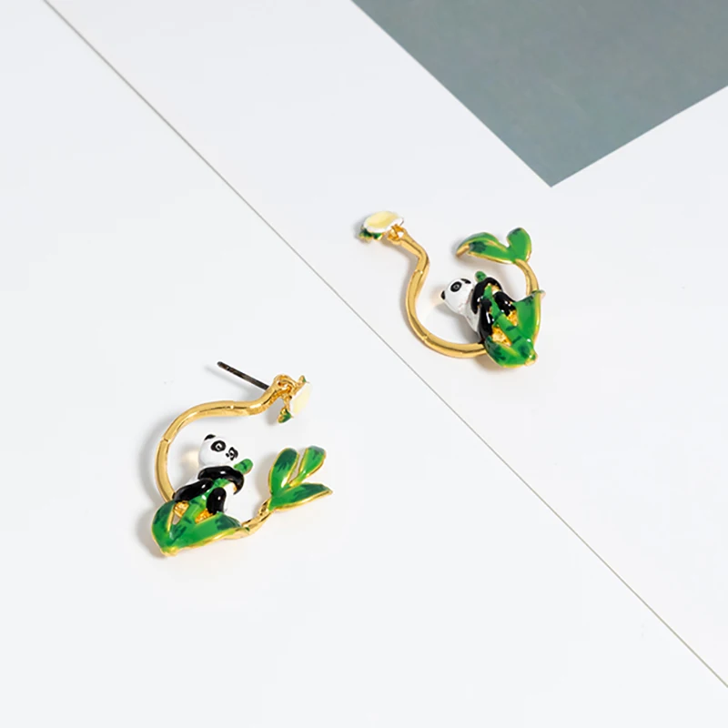 Jaeeyin 2021 Unusual Novelty Chinese Style Hand Painted Enamel Panda Bamboo Swing Hoop Earrings Casual Jewelry Holiday Craft
Jaeeyin 2021 Unusual Novelty Chinese Style Hand Painted Enamel Panda Bamboo Swing Hoop Earrings Casual Jewelry Holiday Craft