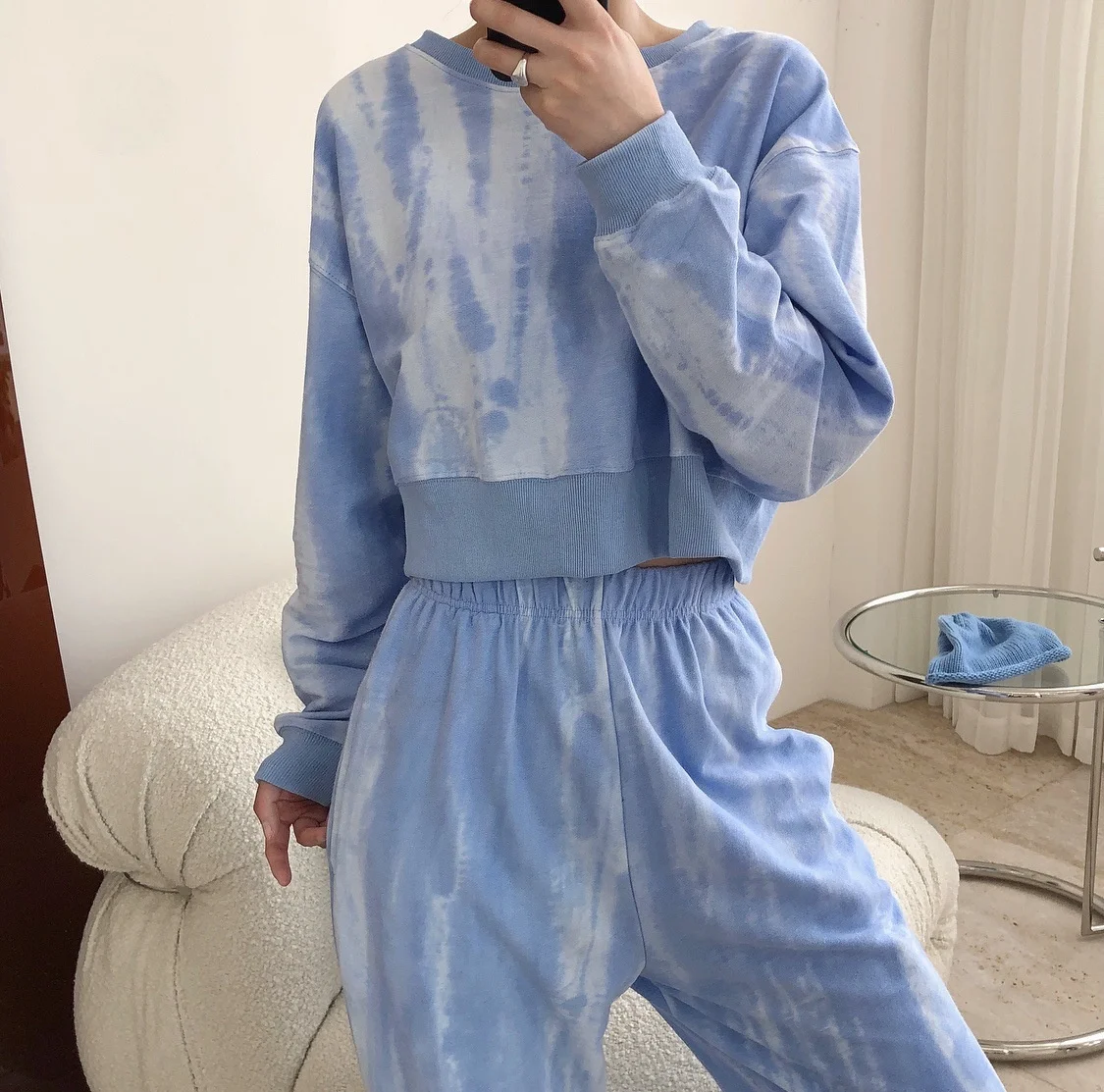 Spring new fashion high waist short round neck sweater blue cloud tie dye loose casual top girl
Spring new fashion high waist short round neck sweater blue cloud tie dye loose casual top girl