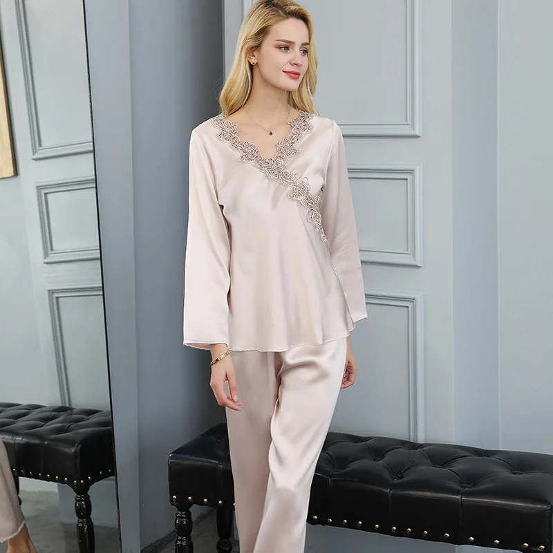 Women's Silk Pajamas Two-piece Suit Embroidered Long Sleeve 100% Mulberry Silk Home Wear
Women's Silk Pajamas Two-piece Suit Embroidered Long Sleeve 100% Mulberry Silk Home Wear