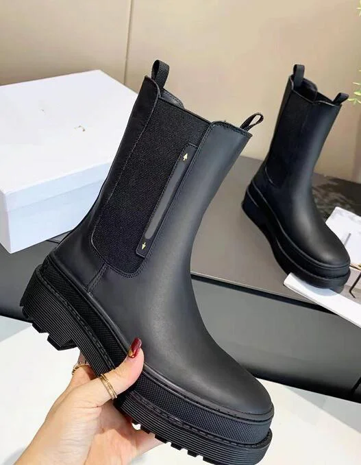 Luxury 2021 Chelsea Boots womens Ankle boots Brand designer Autumn Winter boot Ladies top leather Platform Chunky Heels
Luxury 2021 Chelsea Boots womens Ankle boots Brand designer Autumn Winter boot Ladies top leather Platform Chunky Heels