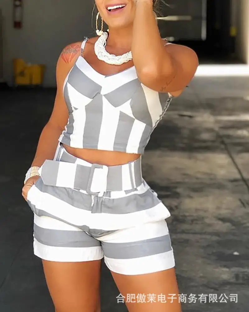 Women's thick striped casual suspender suit shorts 
Women's thick striped casual suspender suit shorts