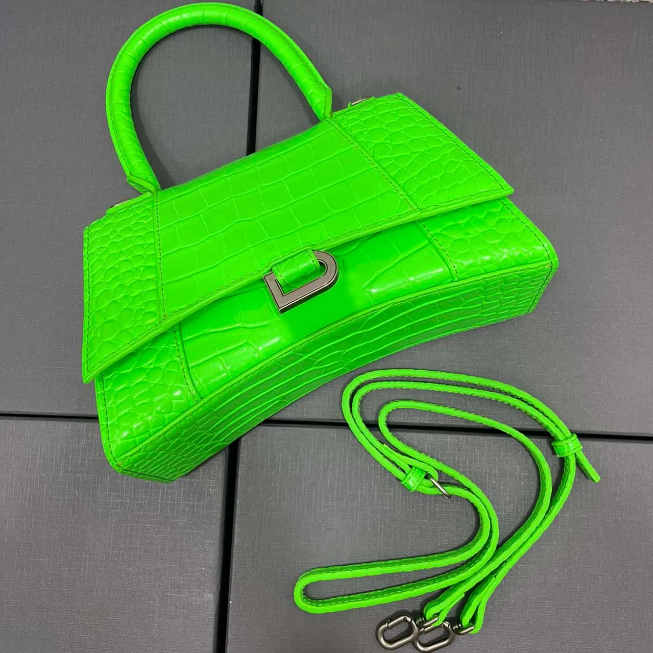 Crocodile Leather Hourglass Bag 2021 Fashion Luxurys Designer Women Shoulder Crossbody Bags Women Tote Wallet Messenger Purse
Crocodile Leather Hourglass Bag 2021 Fashion Luxurys Designer Women Shoulder Crossbody Bags Women Tote Wallet Messenger Purse