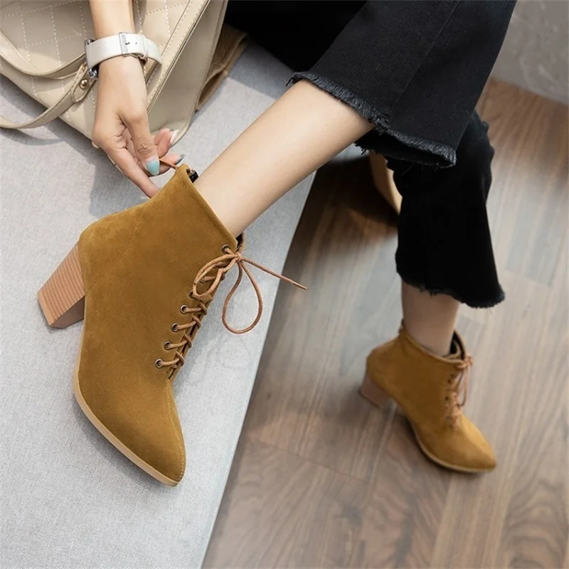 Autumn and winter 2021 new thick heel medium heel boots large strap boots Chengdu
Autumn and winter 2021 new thick heel medium heel boots large strap boots Chengdu