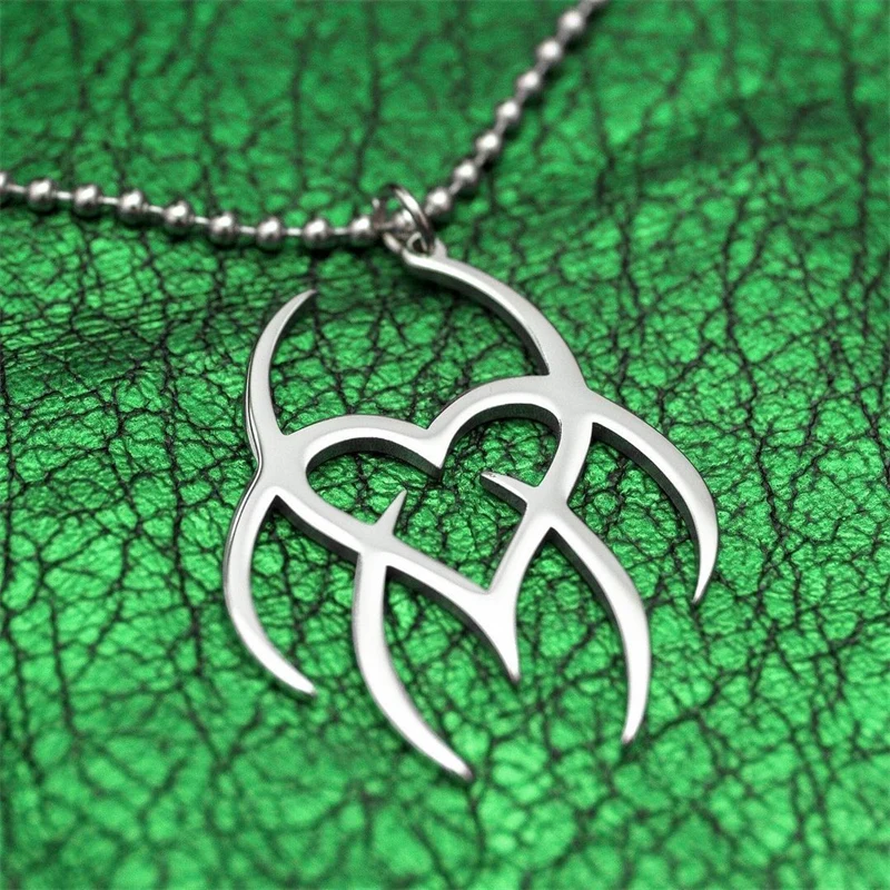 The New simple fashion personality creative thorns heart-shaped men's and women's pendant necklace jewelry accessories wholesale
The New simple fashion personality creative thorns heart-shaped men's and women's pendant necklace jewelry accessories wholesale