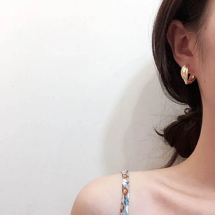 Earrings female simple temperament wild texture matte winding metal earrings earrings
Earrings female simple temperament wild texture matte winding metal earrings earrings