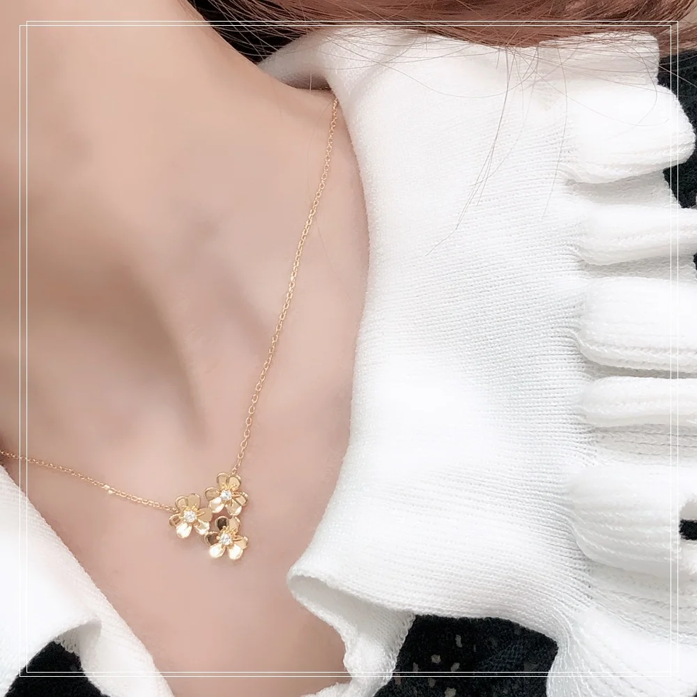S925 Pure Silver Plated Three-flower Luxury Designer Necklace Gold Flower Lady Necklace Fashion Simple High Quality Lucky Grass
S925 Pure Silver Plated Three-flower Luxury Designer Necklace Gold Flower Lady Necklace Fashion Simple High Quality Lucky Grass