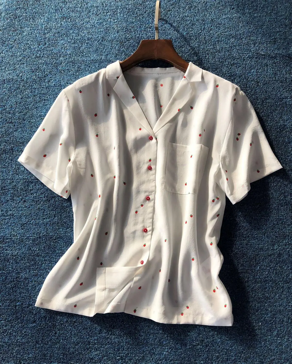 100% Silk Brand Fashion Women High Luxury Summer Literary Cute Sweet Strawberry Printed Loose Silk Short-sleeved Shirt Blouse
100% Silk Brand Fashion Women High Luxury Summer Literary Cute Sweet Strawberry Printed Loose Silk Short-sleeved Shirt Blouse