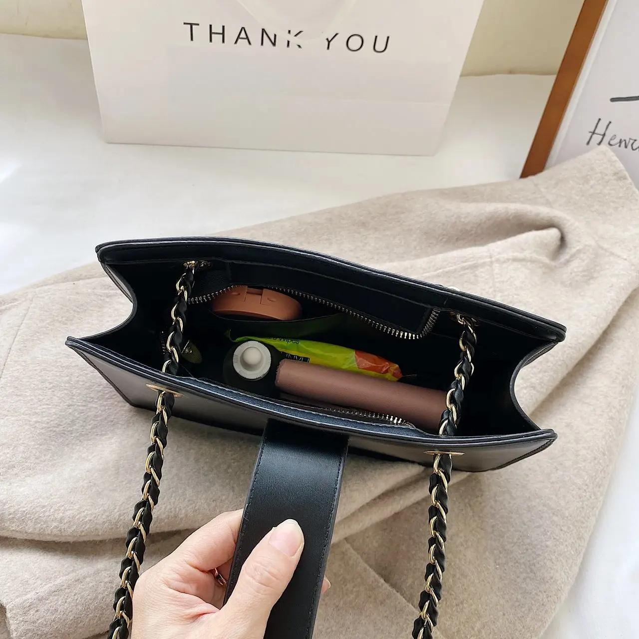 Women's premium texture luxury shoulder bag 2021 new fashion designer letter handbag wild messenger bag purses and handbags
Women's premium texture luxury shoulder bag 2021 new fashion designer letter handbag wild messenger bag purses and handbags