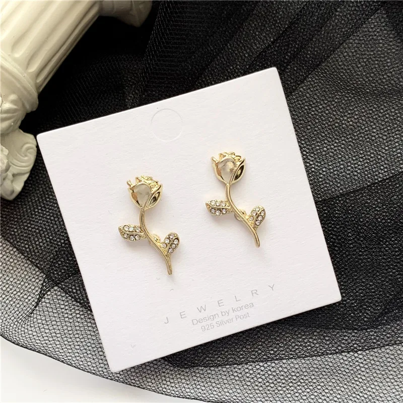 2020 New Korean Vintage Earrings For Women Bright Gold Rose With Rhinestone Simple Cute Girl Earrings Fashion Jewelry
2020 New Korean Vintage Earrings For Women Bright Gold Rose With Rhinestone Simple Cute Girl Earrings Fashion Jewelry