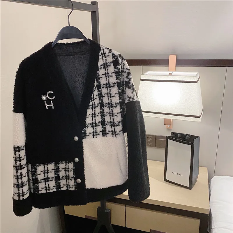 Blue lamb wool jacket women autumn 2020 new Korean loose and versatile splicing fur one piece top
Blue lamb wool jacket women autumn 2020 new Korean loose and versatile splicing fur one piece top