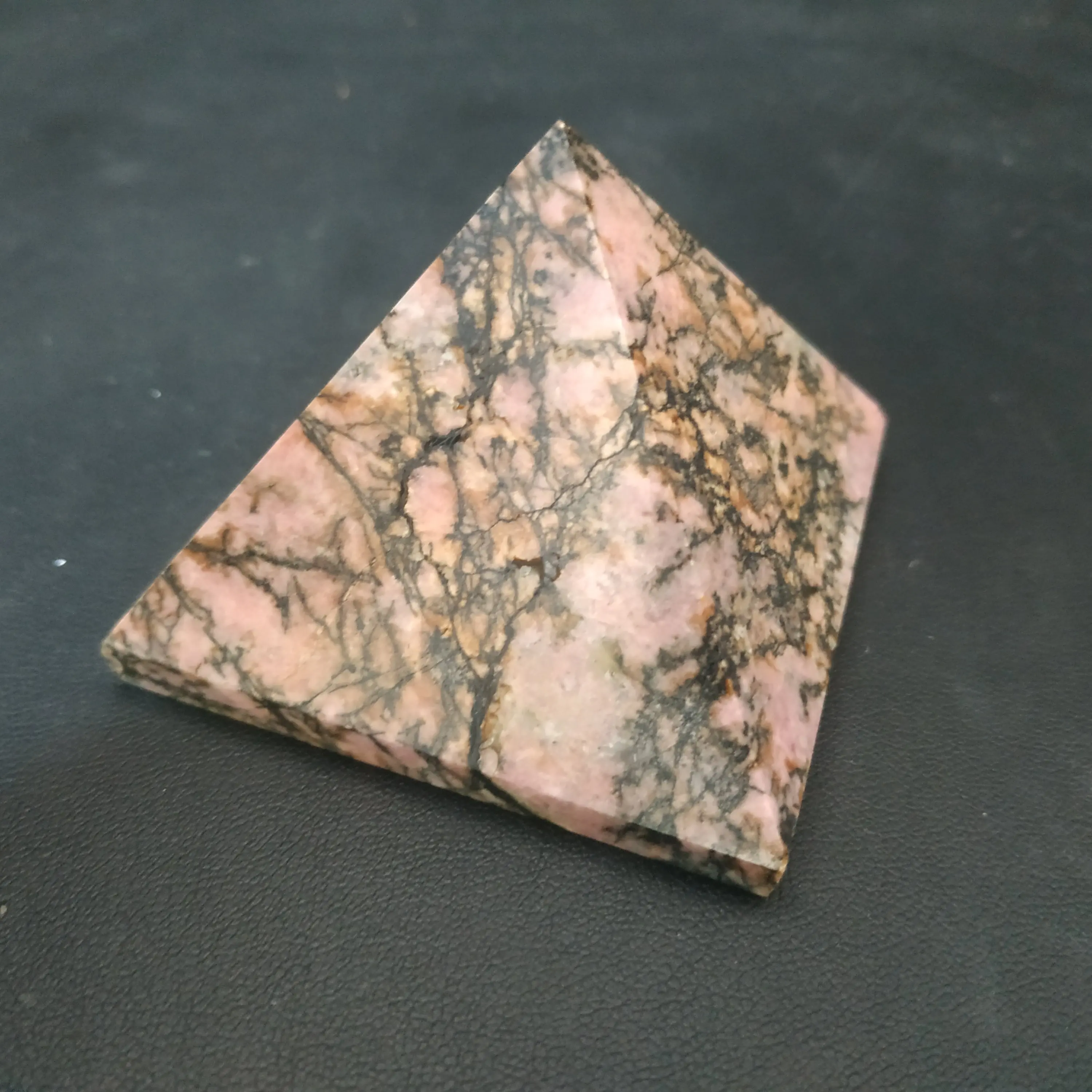 1 pcs Natural crystal pyramid rhodonite pyramid healing stones home decoration
1 pcs Natural crystal pyramid rhodonite pyramid healing stones home decoration