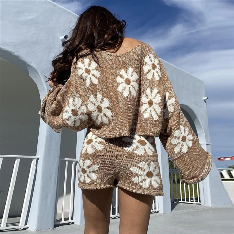Autumn Winter 2021 Women Knit Floral Tracksuit Shorts Set Casual Long Sleeve Tops And High Waist Shorts 2 Piece Set Sweater Suit
Autumn Winter 2021 Women Knit Floral Tracksuit Shorts Set Casual Long Sleeve Tops And High Waist Shorts 2 Piece Set Sweater Suit