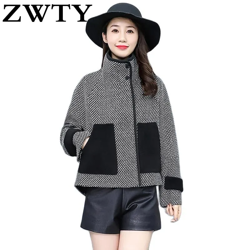 ZWTY New Women's Wool Blends Coat Winter 2021 Autumn Fashion Elegant Mother Turtleneck Plaid Slim Tweed Woolen Outerwear Female
ZWTY New Women's Wool Blends Coat Winter 2021 Autumn Fashion Elegant Mother Turtleneck Plaid Slim Tweed Woolen Outerwear Female