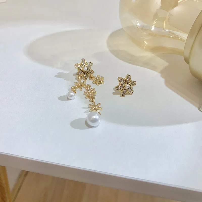 LOVOACC Temperament Shiny Rhinestone Flower Long Dangle Earrings for Women Asymmetry White Imitation Pearls Drop Earrings 2021
LOVOACC Temperament Shiny Rhinestone Flower Long Dangle Earrings for Women Asymmetry White Imitation Pearls Drop Earrings 2021