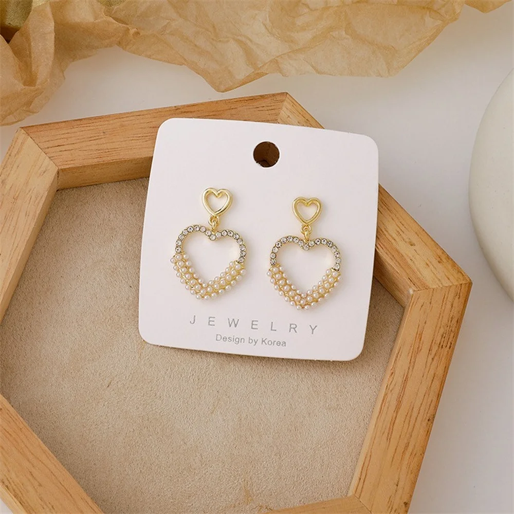 Женские серьги-подвески стразы, милые короткие серьги с имитацией жемчуга и двойным полым сердцем, ювелирные украшения
Женские серьги-подвески стразы, милые короткие серьги с имитацией жемчуга и двойным полым сердцем, ювелирные украшения